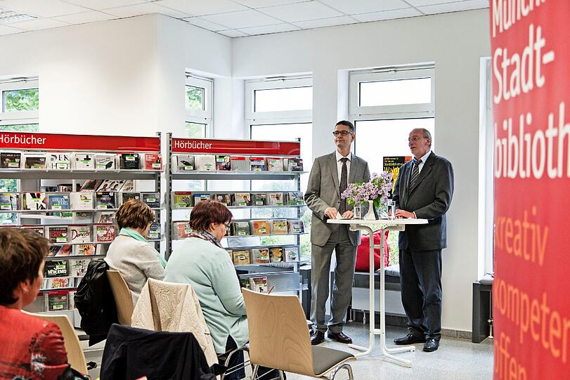 Die neue Bücherei in Waldtrudering ist hell und groß: Damit hier bald noch mehr Leute Bücher und Co. ausleihen können.