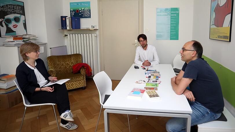 Stephan Lessenich beim Interview in seinem Büro mit den AZ-Lokalchefs Sophie Anfang und Felix Müller.