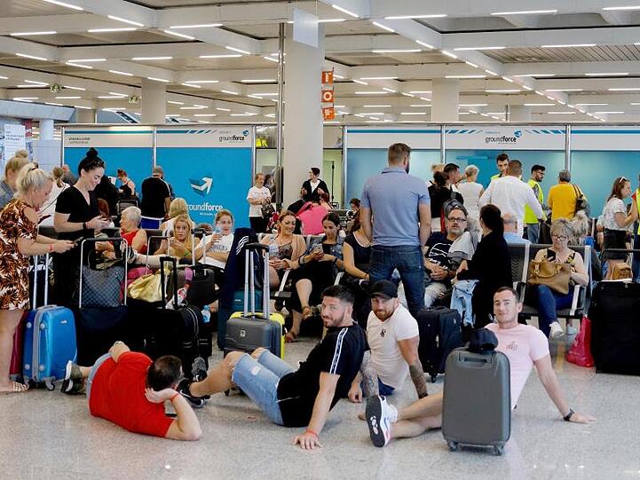 Im Flughafen von Palma de Mallorca warten Passagiere nach der Pleite von Thomas Cook auf Informationen zu ihrer Heimreise. Allein aus Großbritannien sind etwa 150.000 Urlauber betroffen.