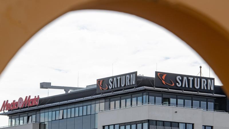Ein Schild mit den Schriftzügen von Media Markt und Saturn. Foto: Armin Weigel Ein Schild mit den Schriftzügen von Media Markt und Saturn. Foto: Armin Weigel