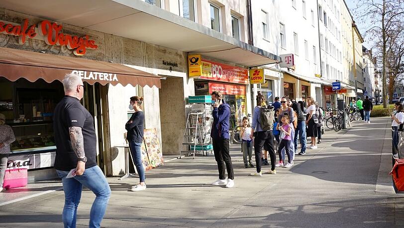 ... und Leben auf der Straße, hier eine Schlange vor einer Eisdiele. ... und Leben auf der Straße, hier eine Schlange vor einer Eisdiele.
