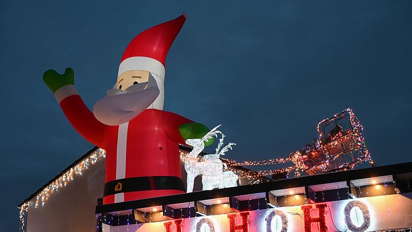 Blick auf ein mit LED-Lichtern geschmücktes Weihnachtshaus.