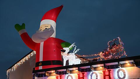 Blick auf ein mit LED-Lichtern geschmücktes Weihnachtshaus.