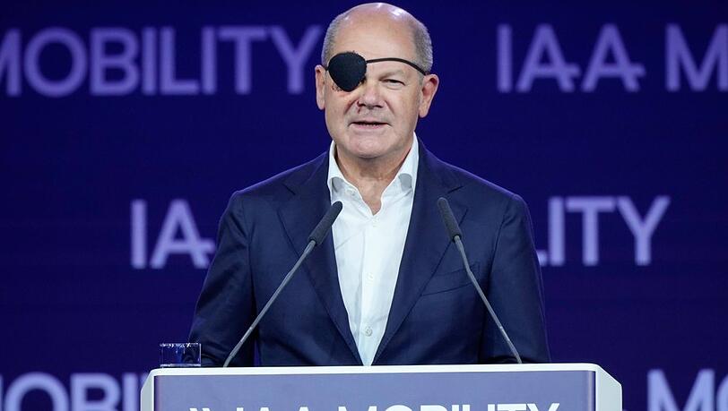 Olaf Scholz trat auch bei der IAA Mobility 2023 mit schützender Augenklappe auf.