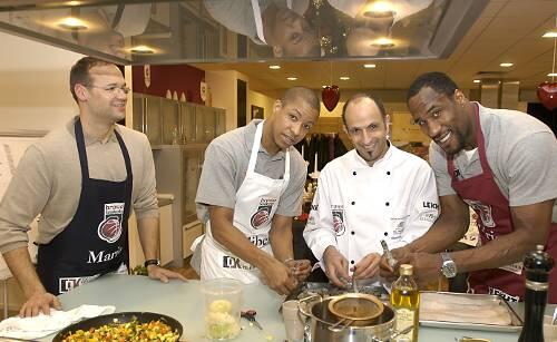 Topf statt Korb: Küchentreff-Chef Mario Baumann, Filiberto Rivera, Küchenchef Alexander Grüner und Eric Taylor (v.l.n.r.) bei der Arbeit.