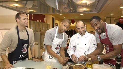 Topf statt Korb: Küchentreff-Chef Mario Baumann, Filiberto Rivera, Küchenchef Alexander Grüner und Eric Taylor (v.l.n.r.) bei der Arbeit.
