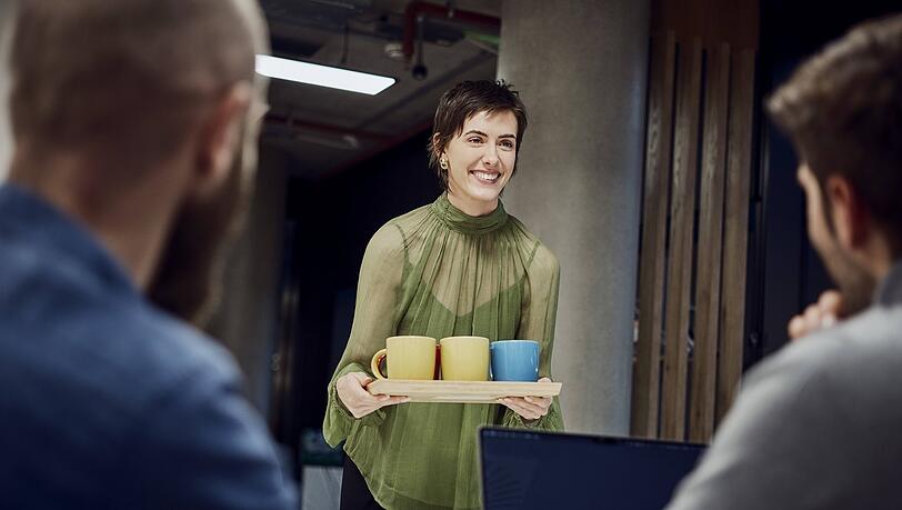 Die junge Frau bringt nur den Kaffee? Denkste! Sie kann auch der Chef sein, wie Annahita Esmailzadeh. Die junge Frau bringt nur den Kaffee? Denkste! Sie kann auch der Chef sein, wie Annahita Esmailzadeh.