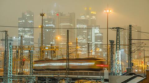 Bei der Bahn kam es wegen des Unwetters mancherorts zu Einschr&auml;nkungen bei Regionalz&uuml;gen. Im Fernverkehr drosselte die Bahn auf einigen Strecken die Geschwindigkeit der Z&uuml;ge.