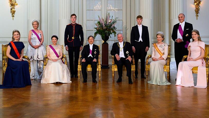 Die komplette belgische Königsfamilie ist zum Staatsbankett für das japanische Kaiserpaar erschienen. Die komplette belgische Königsfamilie ist zum Staatsbankett für das japanische Kaiserpaar erschienen.