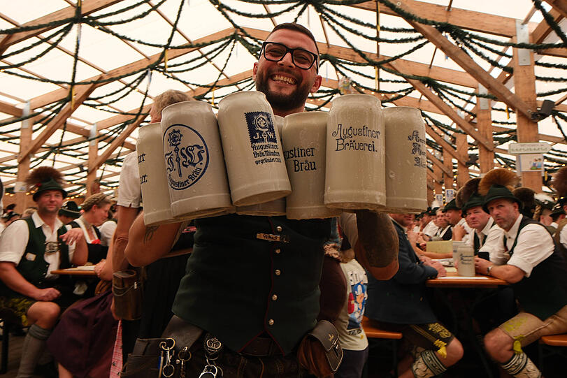 Vielgefragter Mann: Wiesn-Kellner mit jeder Menge Bier. Vielgefragter Mann: Wiesn-Kellner mit jeder Menge Bier.