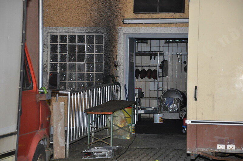 Altötting - Am Dienstagabend entzündete sich im Keller einer Metzgerei in der Mühldorfer Straße ein Feuer. Die Feuerwehr konnte das Feuer schnell unter Kontrolle bringen. Die Schadenshöhe ist noch unklar. Es gab keine Verletzten.