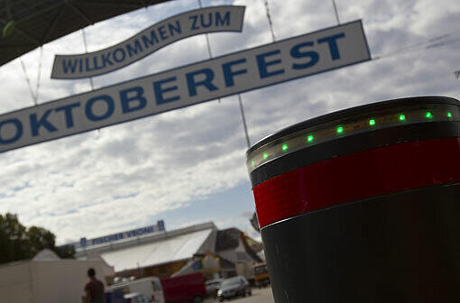 Mit diesen Pollern soll die Wiesn sicherer werden. Mögliche Bombenfahrzeuge sollen draußen bleiben.
