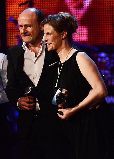 Die Schauspieler Julia Jäger und Oliver Stokowski stehen mit dem Preis in der Kategorie "Fiktion" auf der Bühne.