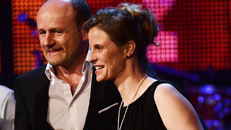 Die Schauspieler Julia Jäger und Oliver Stokowski stehen mit dem Preis in der Kategorie "Fiktion" auf der Bühne. Die Schauspieler Julia Jäger und Oliver Stokowski stehen mit dem Preis in der Kategorie "Fiktion" auf der Bühne.