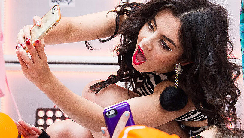 Immer Zeit für ein Selfie mit den Fans: Charli XCX Immer Zeit für ein Selfie mit den Fans: Charli XCX