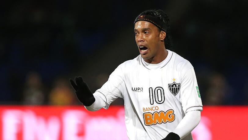 Zum Ende der Karriere in die Schweiz? Der ehemalige Weltstar Ronaldinho könnte zum neuen Jahr für den FC Sion auflaufen. Zum Ende der Karriere in die Schweiz? Der ehemalige Weltstar Ronaldinho könnte zum neuen Jahr für den FC Sion auflaufen.