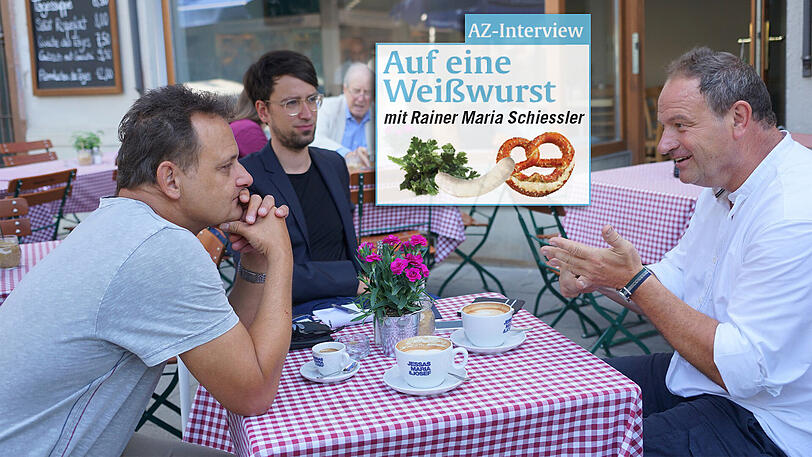 Auf eine Weißwurst im "Jessas, Maria + Josef" am Viktualienmarkt. Aber erst mal Kaffee &ndash; es ist ja noch früh. Pfarrer Rainer Maria Schießler mit AZ-Vizechefredakteur Thomas Müller (l) und Lokalchef Felix Müller (Mitte).