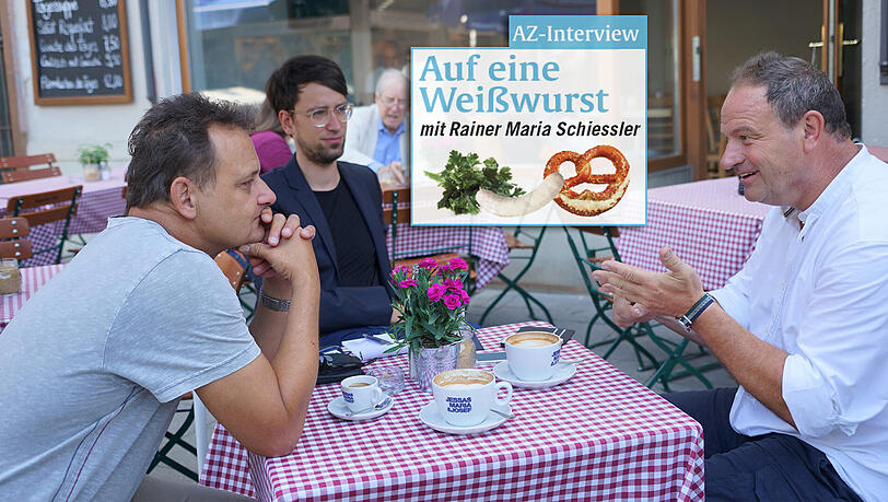 Auf eine Weißwurst im "Jessas, Maria + Josef" am Viktualienmarkt. Aber erst mal Kaffee &ndash; es ist ja noch früh. Pfarrer Rainer Maria Schießler mit AZ-Vizechefredakteur Thomas Müller (l) und Lokalchef Felix Müller (Mitte).