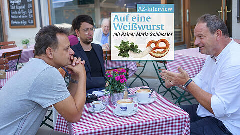 Auf eine Weißwurst im "Jessas, Maria + Josef" am Viktualienmarkt. Aber erst mal Kaffee &ndash; es ist ja noch früh. Pfarrer Rainer Maria Schießler mit AZ-Vizechefredakteur Thomas Müller (l) und Lokalchef Felix Müller (Mitte).