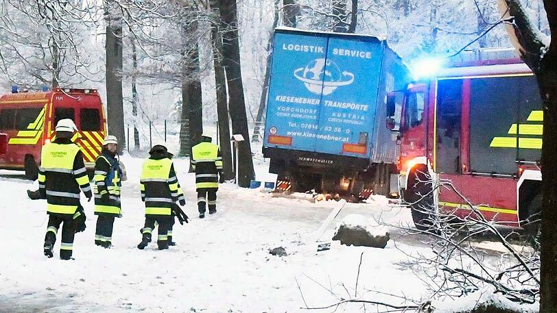 A99: Weil mehrere hundert Liter Kraftstoff aus dem Tank des Lkw liefen, muss das Erdreich ausgebaggert werden.