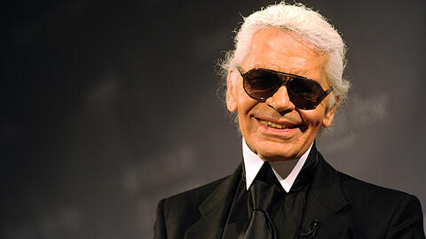 Da hat er noch alle Zähne im Mund: Karl Lagerfeld 2008.