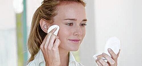 Zum Abdecken von Rötungen oder allzu starker Blässe hat sich Bronzing Puder bewährt.