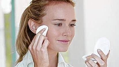 Zum Abdecken von Rötungen oder allzu starker Blässe hat sich Bronzing Puder bewährt. Zum Abdecken von Rötungen oder allzu starker Blässe hat sich Bronzing Puder bewährt.