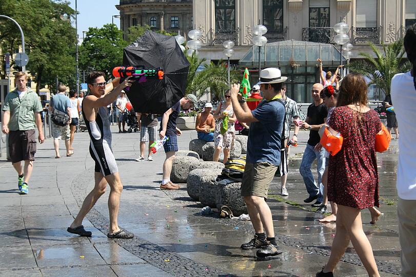Wasserschlacht am Stachus. Die Bilder.