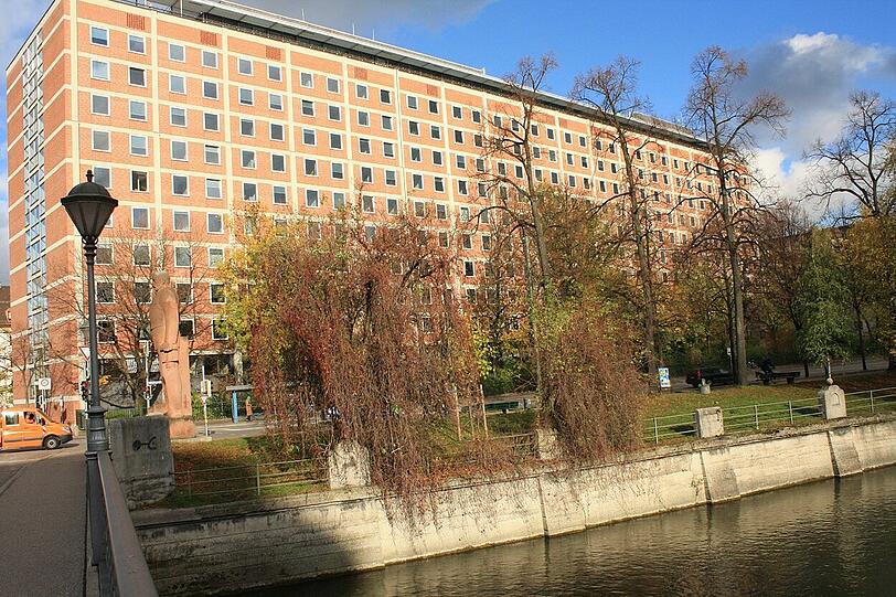 Noch sieht es am Ufer des Deutschen Museums so aus: Das Wasser rauscht an einer Mauer entlang. Spaziergänger sehen das Wasser nur von oben.