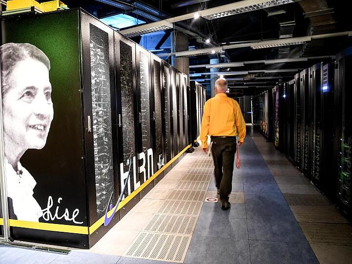 Hier wird sehr schnell gerechnet: Mit einer Spitzenleistung von 16 Billiarden Rechenoperationen pro Sekunde gehört das 30 Millionen Euro teure System zu den leistungsstärksten Rechnern der Welt.