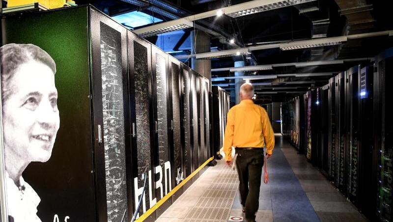 Hier wird sehr schnell gerechnet: Mit einer Spitzenleistung von 16 Billiarden Rechenoperationen pro Sekunde gehört das 30 Millionen Euro teure System zu den leistungsstärksten Rechnern der Welt. Hier wird sehr schnell gerechnet: Mit einer Spitzenleistung von 16 Billiarden Rechenoperationen pro Sekunde gehört das 30 Millionen Euro teure System zu den leistungsstärksten Rechnern der Welt.