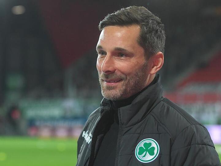 Trainer Stefan Leitl von Fürth steht vor dem Spiel im Stadion. Foto: Armin Weigel/Archivbild