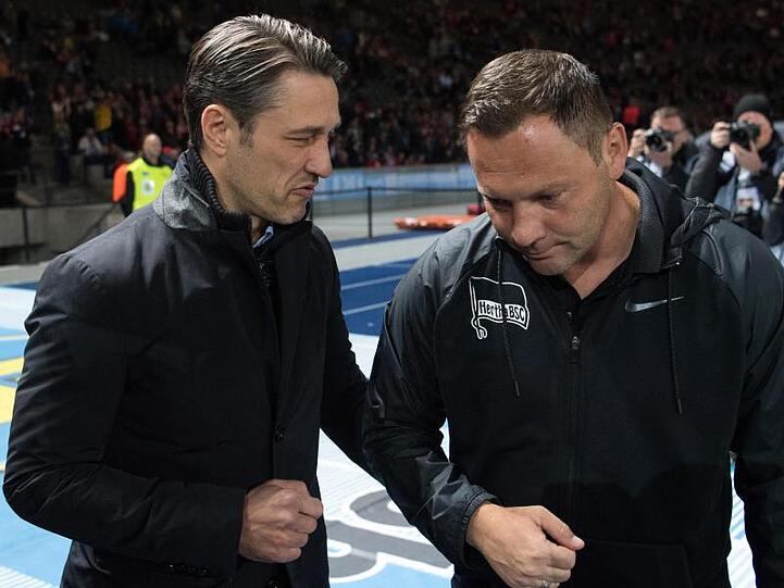 Herthas Trainer Pal Dardai (r) rechnet sich gegen Niko Kovac und den FC Bayern München durchaus Chancen aus.