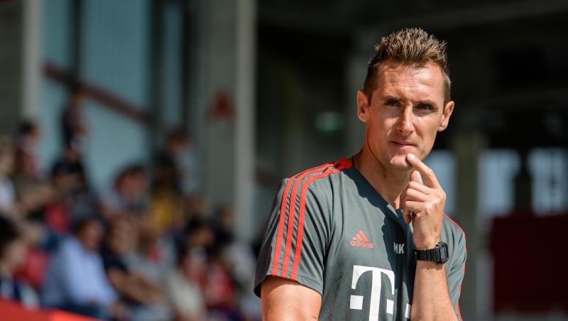 Kurz bei der Beförderung beim FC Bayern: U17-Coach Miroslav Klose. Kurz bei der Beförderung beim FC Bayern: U17-Coach Miroslav Klose.