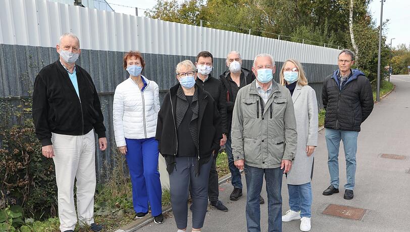 Falk Lamkewitz (links) von den Grünen mit Anwohnern, die gegen die Panzer protestieren. Im Hintergrund die Wellblechwand, die die Teststrecke von der Straße trennt. Falk Lamkewitz (links) von den Grünen mit Anwohnern, die gegen die Panzer protestieren. Im Hintergrund die Wellblechwand, die die Teststrecke von der Straße trennt.