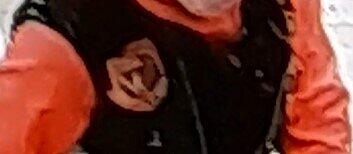 Der Täter trug ein auffälliges Outfit. Der Täter trug ein auffälliges Outfit.
