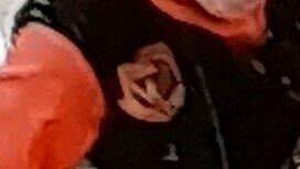 Der Täter trug ein auffälliges Outfit. Der Täter trug ein auffälliges Outfit.