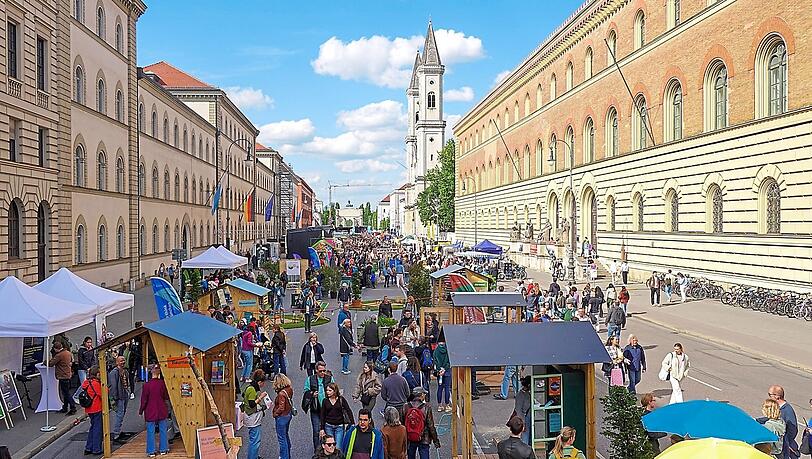 Am Samstag ist der Himmel weiß-blau wie im Bilderbuch beim Flanieren durch die Ludwigstraße beim Zamanand-Festival. Am Sonntag hört es erst gegen Nachmittag auf zu regnen, wie die weiteren Bilder zeigen.