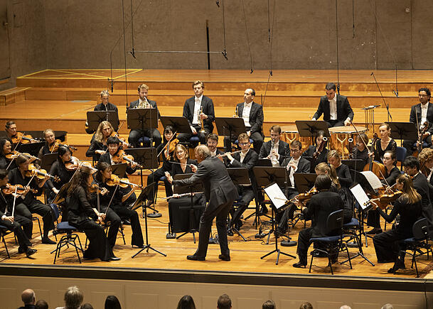 Thomas Hengelbrock dirigiert die Fünfte von Beethoven.