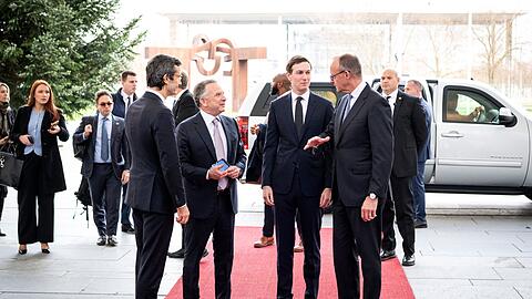 Die US-Delegation traf am Vormittag in einem Berliner Hotel ein. Später ging es dann zum Kanzleramt.