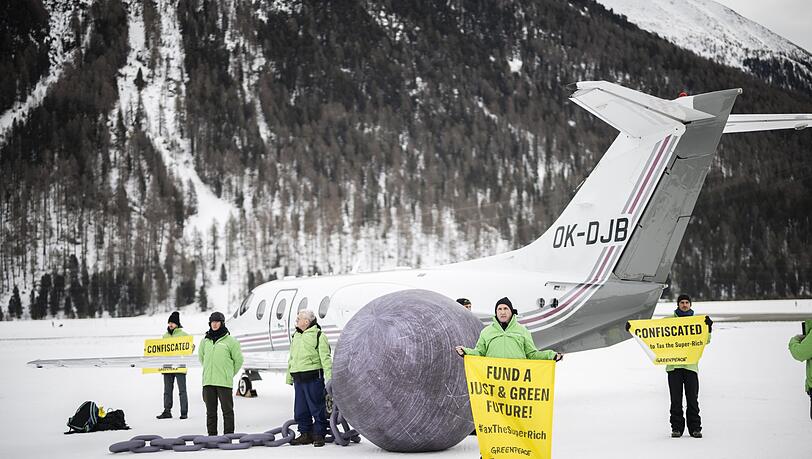 Im vergangenen Jahr hat Greenpeace in Davos gegen Privatfl&uuml;ge demonstriert. (Archivbild)
