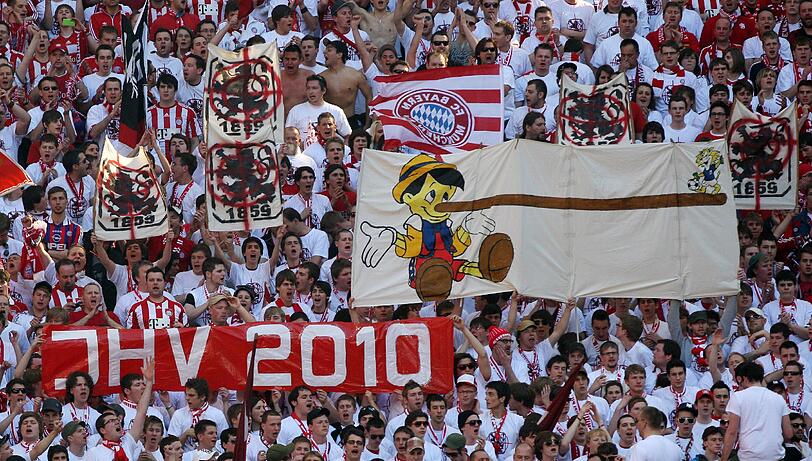 Bayern-Fans rasten beim Gladbach-Spiel aus: &bdquo;Wer den Blauen Millionen zuschiebt, hat unser Vertrauen nicht verdient. Hoeneß, du Lügner&ldquo;, war auf Plakaten zu lesen.