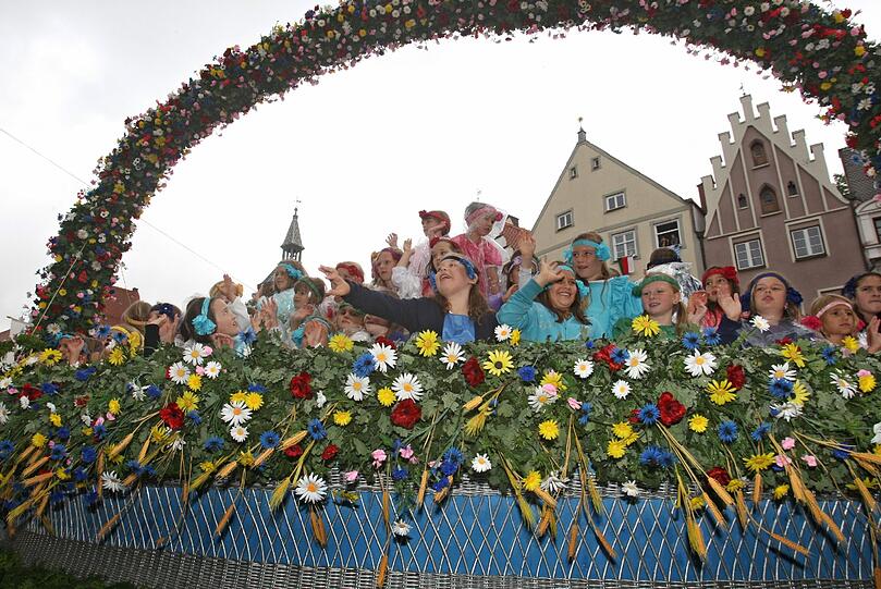 Der Umzug ist Höhepunkt des Landsberger Ruethenfestes. In dem Fest das alle vier Jahre begangen wird, stellen 1100 Kinder die geschichtlichen Stationen ihrer Stadt nach.