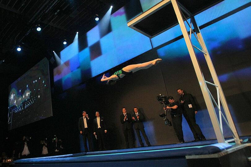 Bussis, Dekolletees und ein nasser Showmaster: Die Bilder vom Ball des Sports