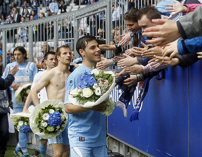 Blumen vom Verein und einen Handschlag von den Fans: Die Löwen Kevin Volland und Stefan Aigner auf ihrer Abschiedstour durch die Allianz Arena.