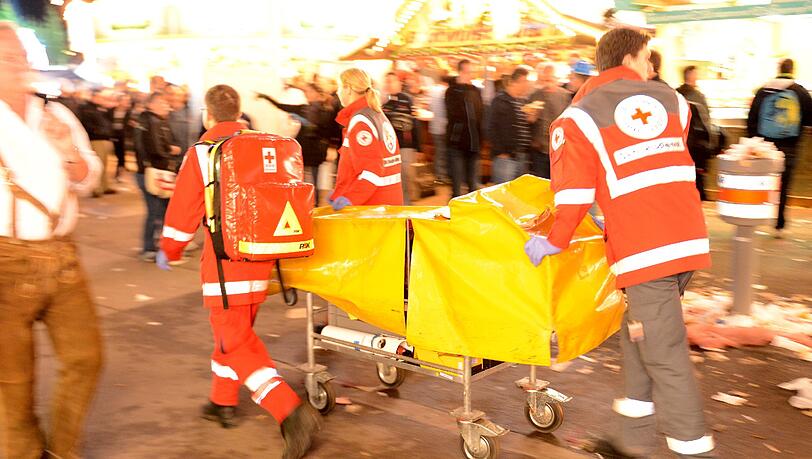 Immer wieder müssen die Ärzte ausrücken, um alkoholisierte Wiesn-Besucher einzusammeln. Immer wieder müssen die Ärzte ausrücken, um alkoholisierte Wiesn-Besucher einzusammeln.