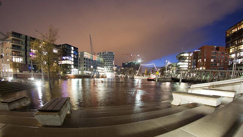 Die Magellan Terrassen in der Hafencity in Hamburg sind am Abend des 06.12.2013 von einer zweiten Sturmflut überschwemmt.