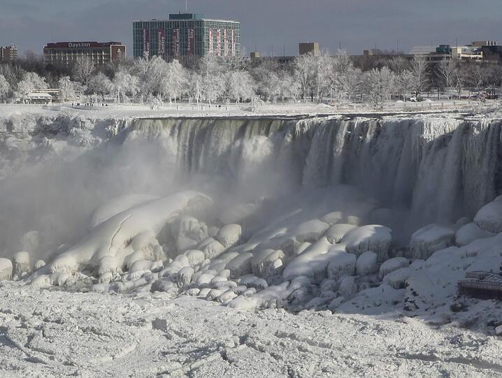 Die Niagarafälle im Schnee: Der riesige Wasserfall, der im Osten die Grenze zwischen den USA und Kanada markiert, ist bei eisigen Temperaturen verschneit und teils zugefroren. Die irren Bilder!
