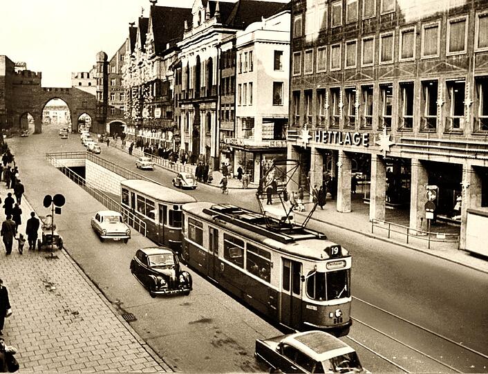 Vorschlag des Baureferats 1956 für den West-Ost Verkehr in der Altstadt: Die Tram kommt als &bdquo;Unterpflasterbahn&ldquo; aus dem Untergrund.