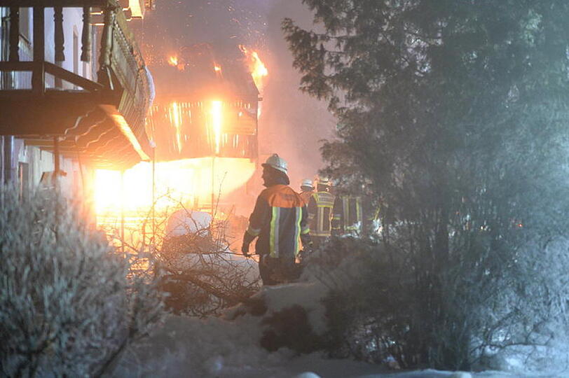 Brand in Obing: In einer Schreinerei war Feuer ausgebrochen. 200 Feuerwehrler kämpften gegen die Flammen. Das Gebäude brannte nieder.